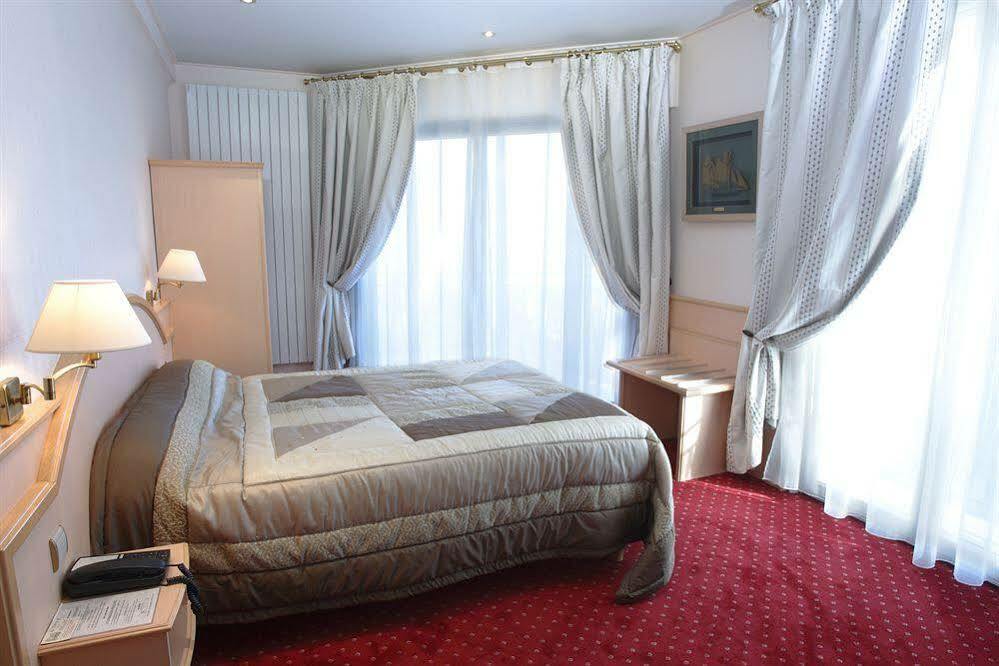 Hotel Le Berry Saint-Nazaire Екстер'єр фото